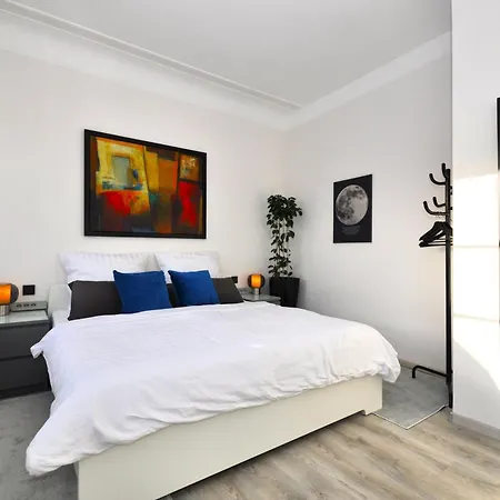 Zentral, Am Park Mit Parkplatz